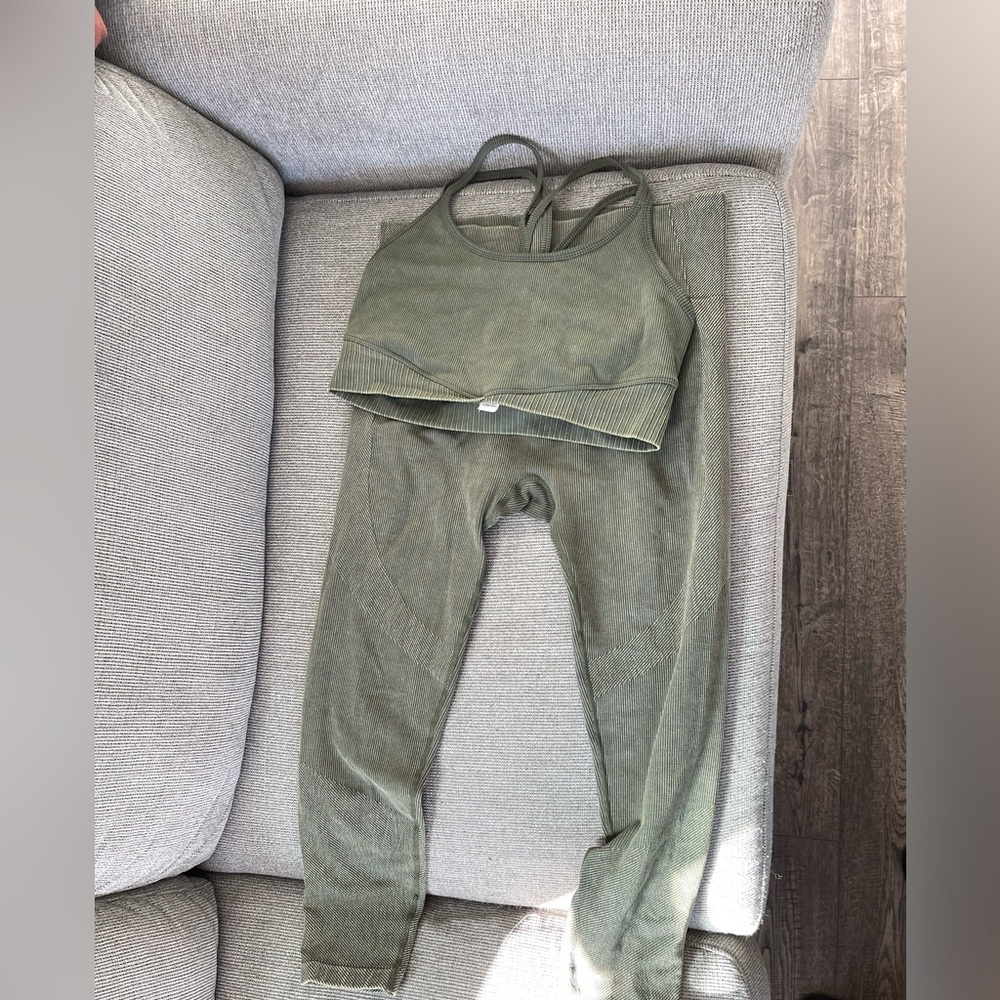 Joylab highwaisted compression active legging and sports bra